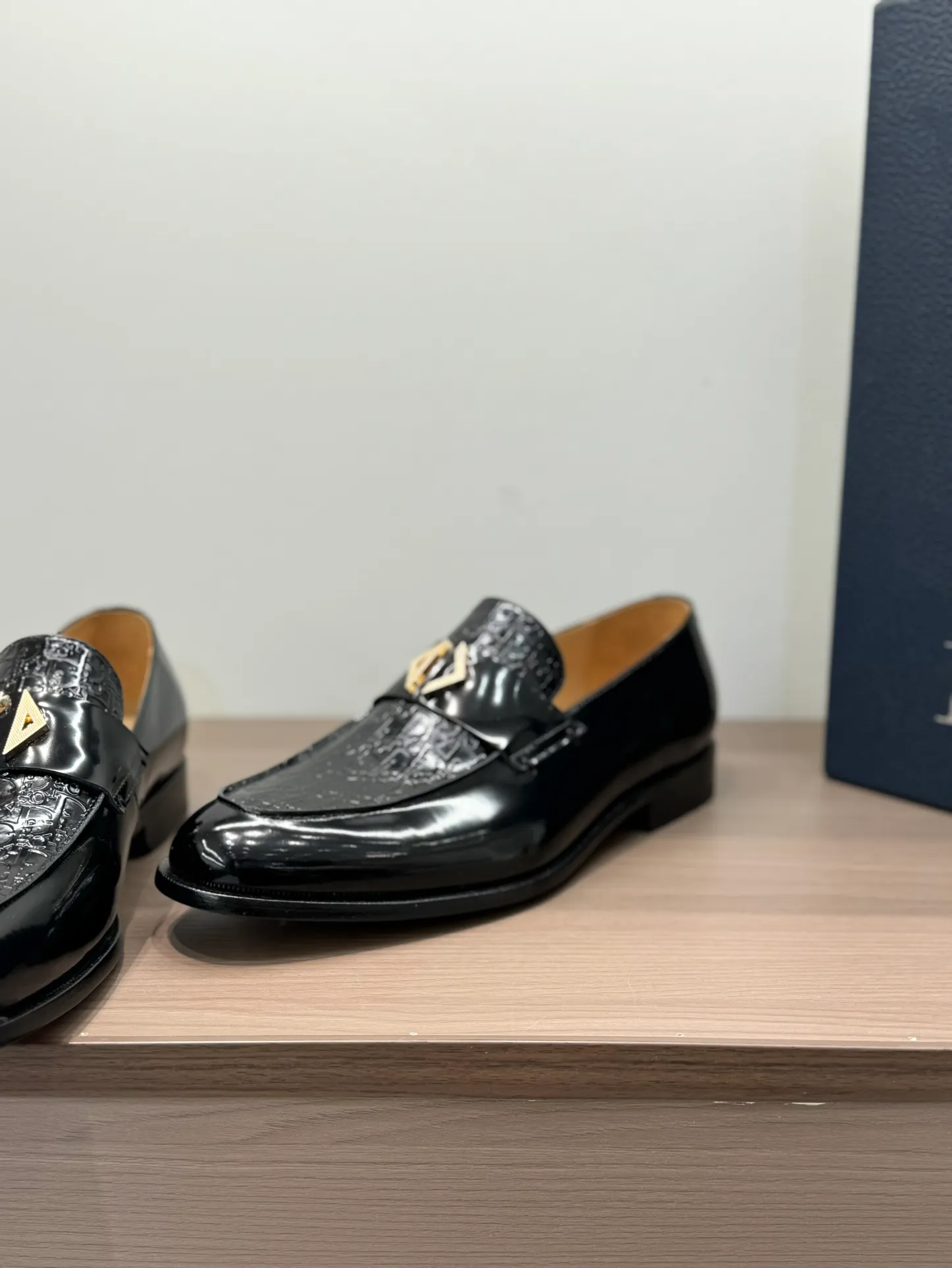 [Dior Dior] Top P: 960💰 Standard code 39-44 (38.45.46 custom-made, non-refundable and non-exchangeable) Dior Dior's latest high-end men's boutique casual leather shoes, the upper is carefully made of black cowhide/open-edge beaded leather/high-mercerized frosted cowhide, the classic silhouette shows elegance, and the upper strap is matched with a metal-coated CD Icon decorative buckle to enhance the style. Comfortable and lightweight, the Italian leather sole features anti-slip rubber inserts. The Blake structured leather sole with anti-slip details showcases Dio*'s exceptional craftsmanship. Elegant and refined, it can be matched with all kinds of suits.